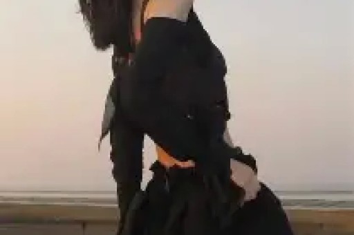 抖音初代网红 x 严谨泳装照